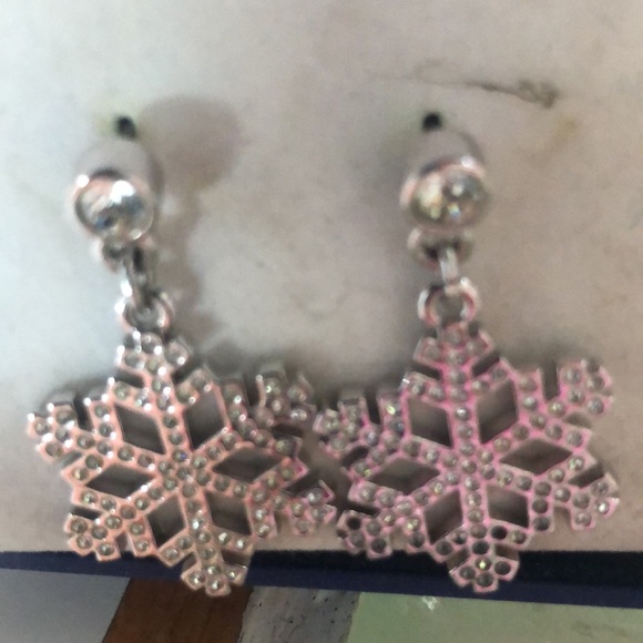 Beautiful vintage Swarovski crystal snowflake earrings.  never been worn. - Picture 3 of 7